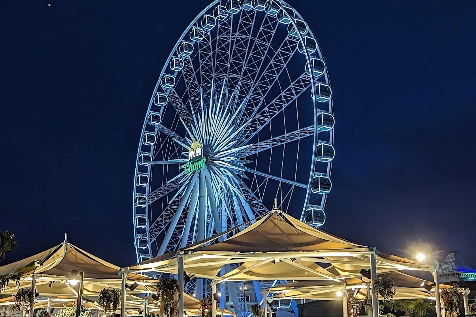 Here is the Asiatique Sky Wheel situated in the night market of Phra Panong in Bangkok.